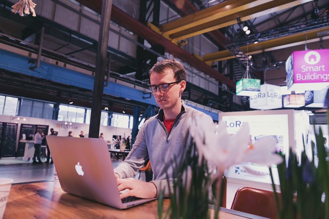 Freelance webdesigner werkt aan een professionele website voor een ondernemer